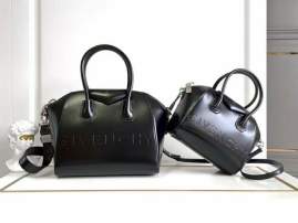 Picture of Givenchy Handbags _SKUfw240125119fw